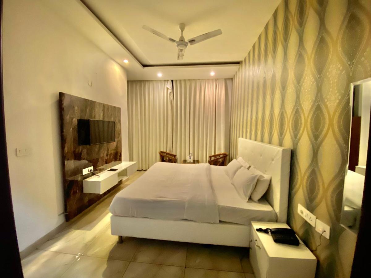 Hotel Hollywood - Family Hotel Zirakpur Exterior photo